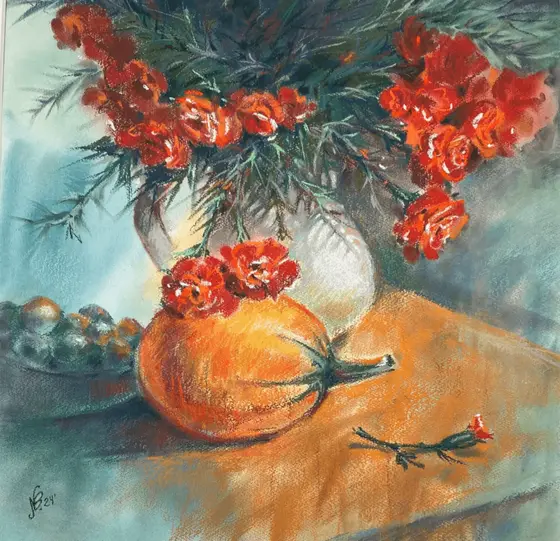 Blommor och pumpa – stilleben i pastell.